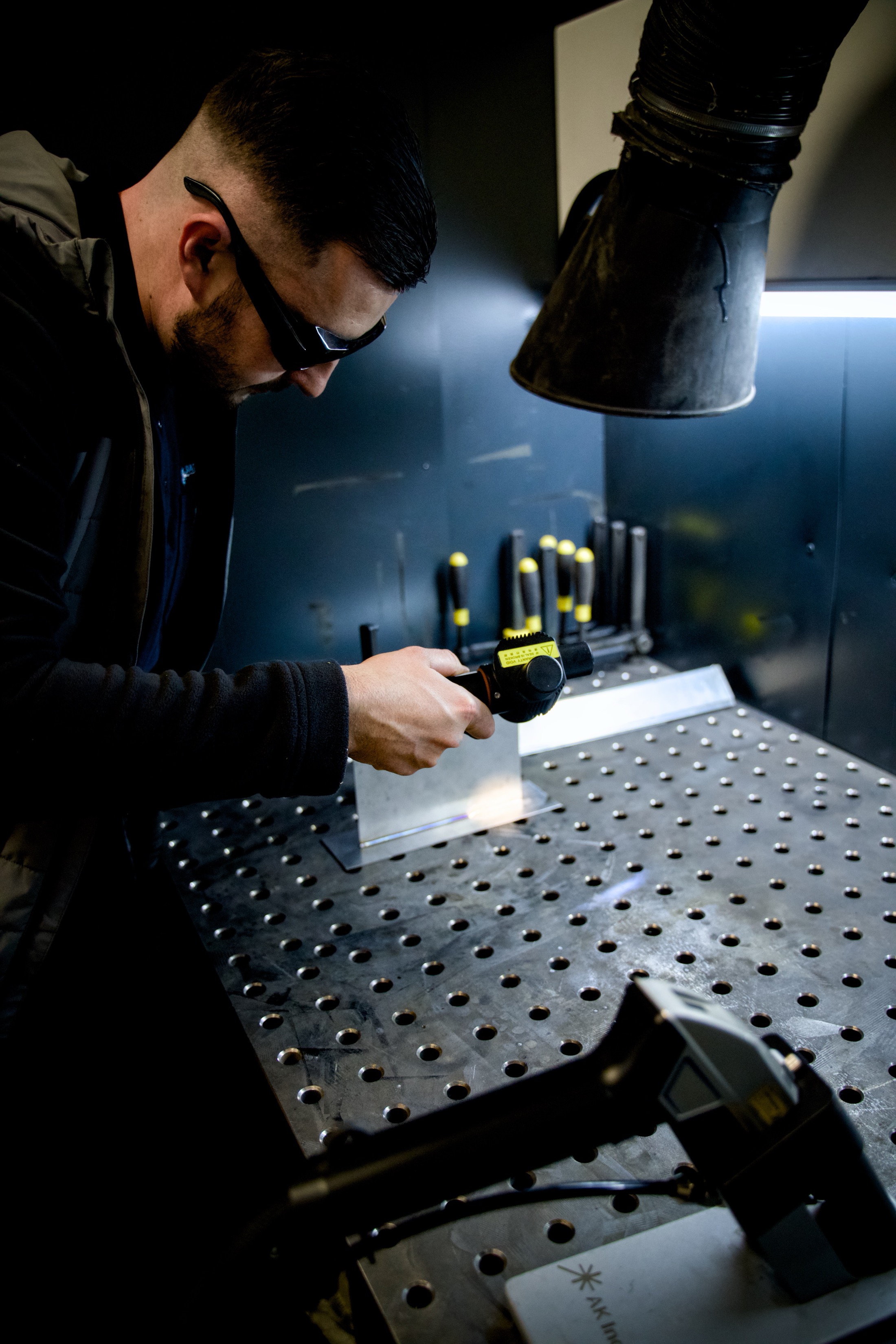 Handgeführtes Laserschweißen an einem Blechbauteil