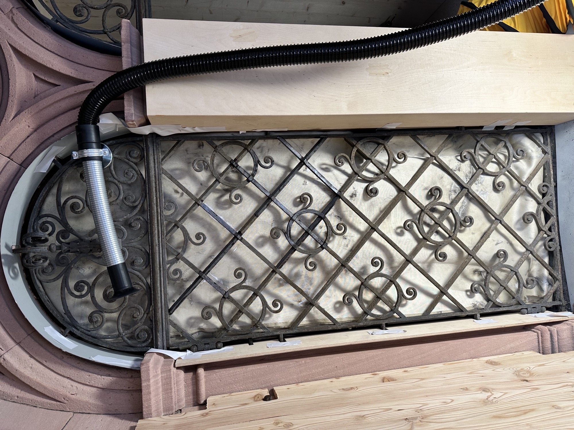 Gereinigtes historisches Fenstergitter im Rahmen