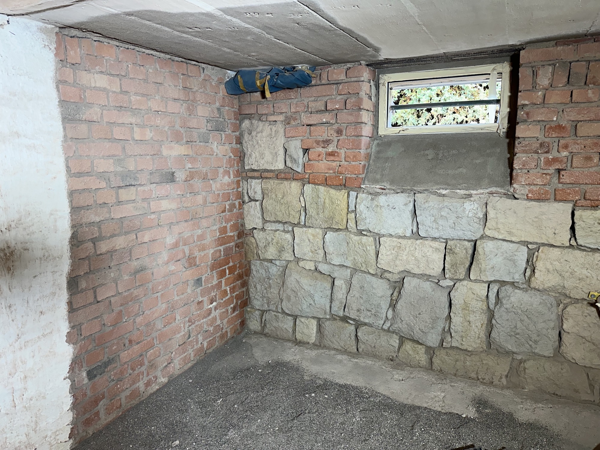 Gestrahlte Kellerwand aus Ziegel und Sandstein