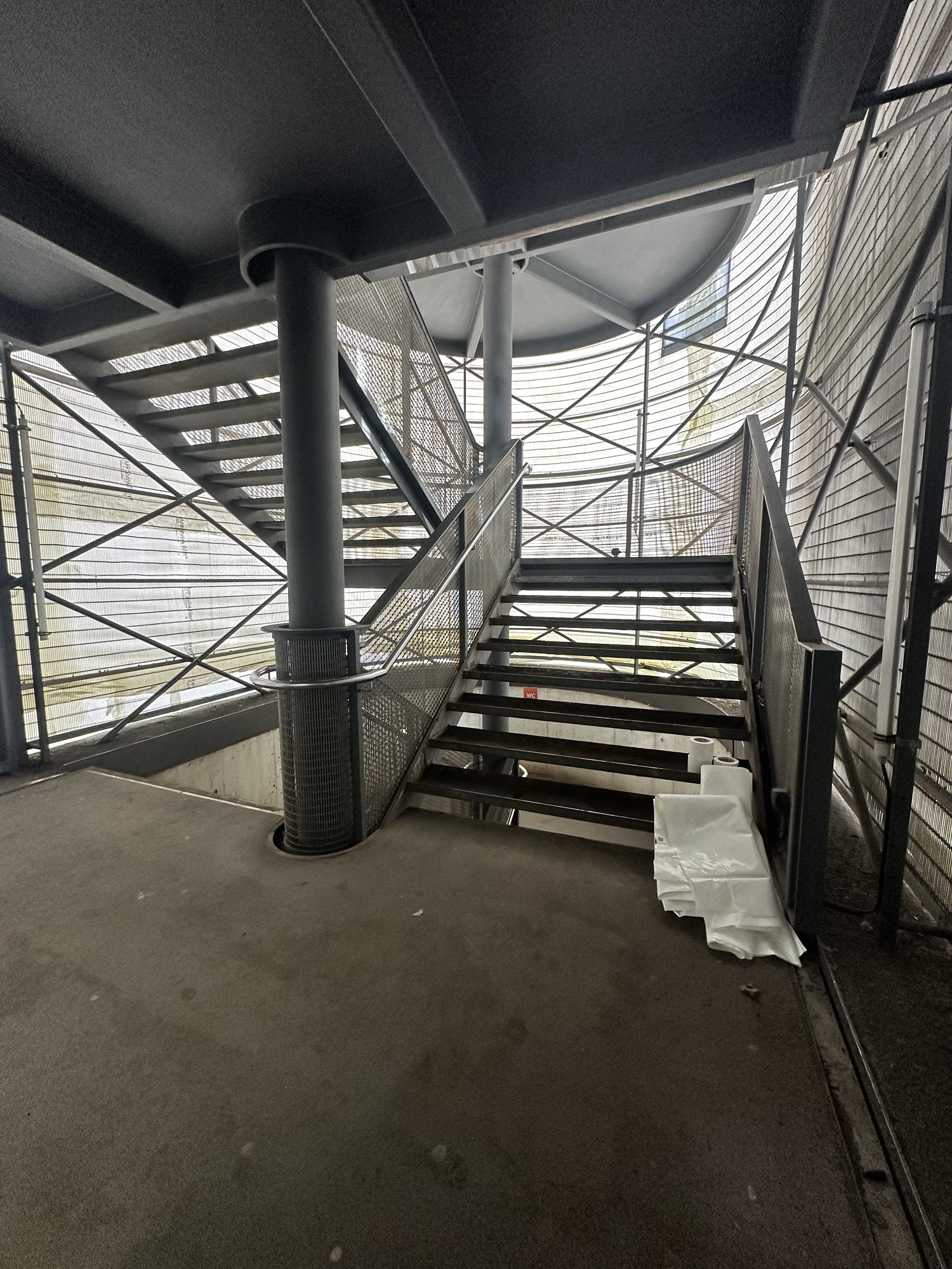 Eingerüstete Treppenstufen des Aussichtsturms an der Berliner Mauer vor dem Strahlen