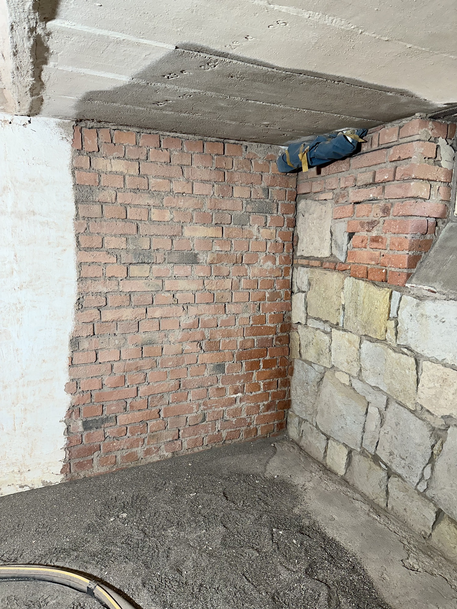 Gestrahlte Kellerwände aus Ziegel und Sandstein nach dem Sandstrahlen