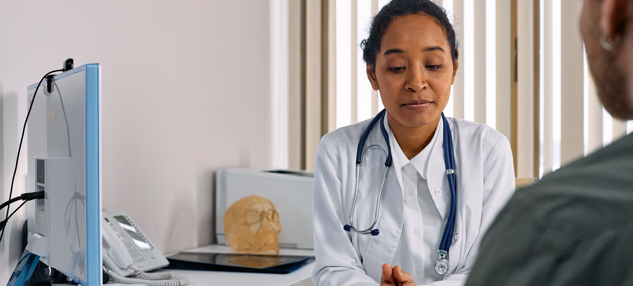 Weight loss session between a patient and a doctor