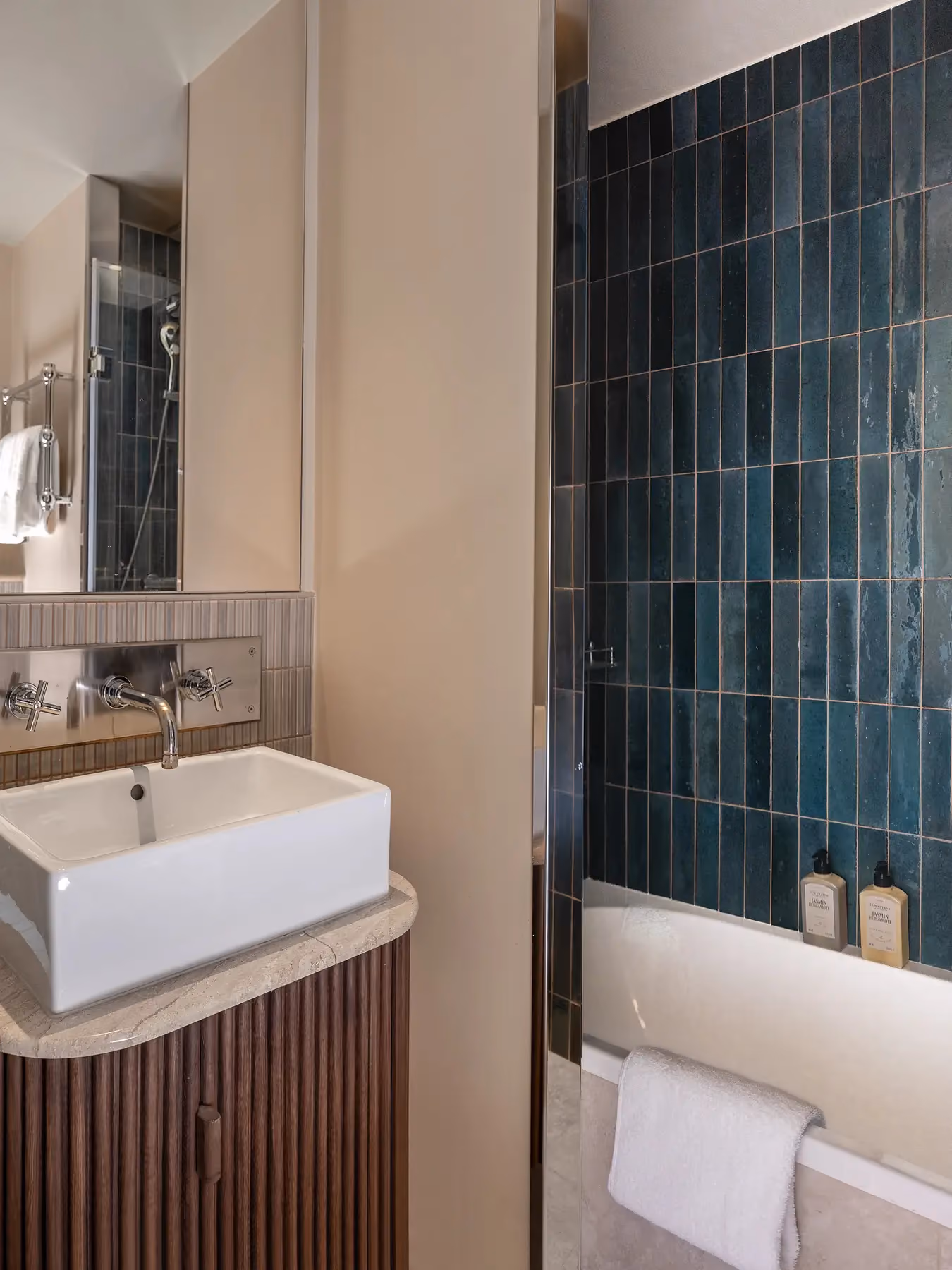 Salle de bain avec vasque rectangulaire et carreaux muraux vert canard.