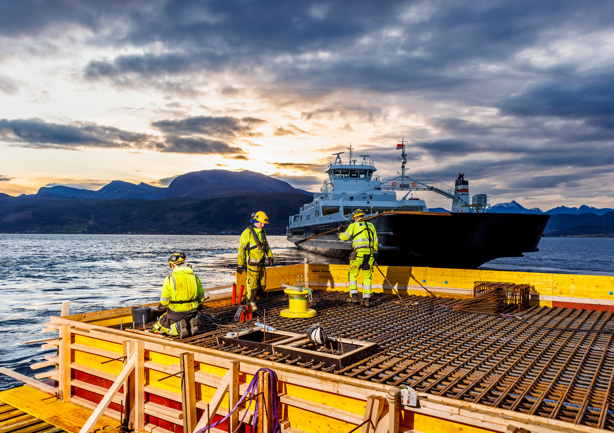 Bro transporteres på plass