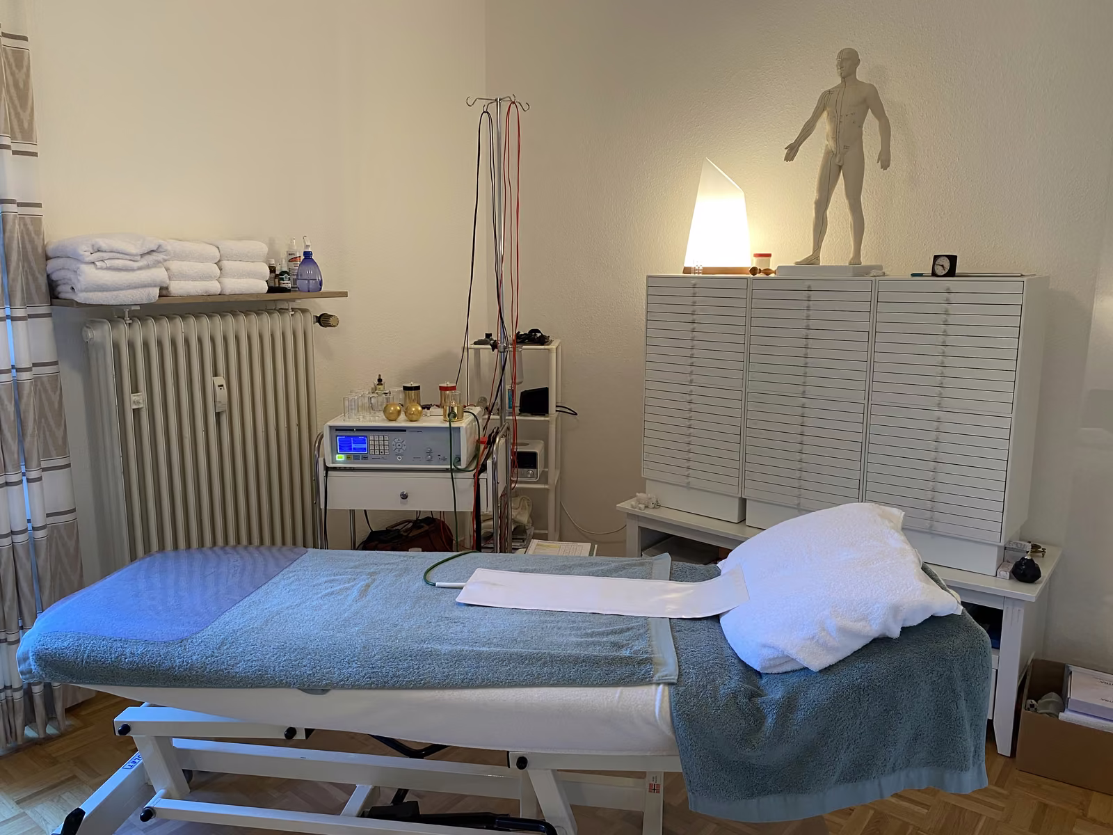 Behandlungsraum mit Liege und Bioresonanz-Ger&auml;t