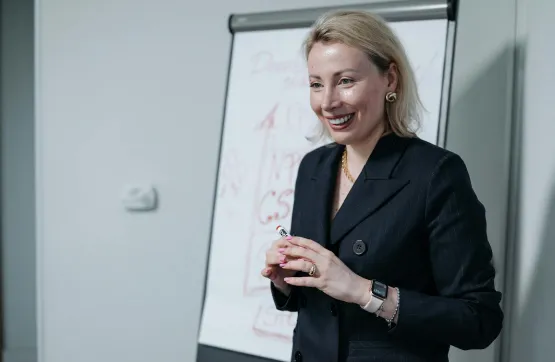 Преподаватель у флипчарта