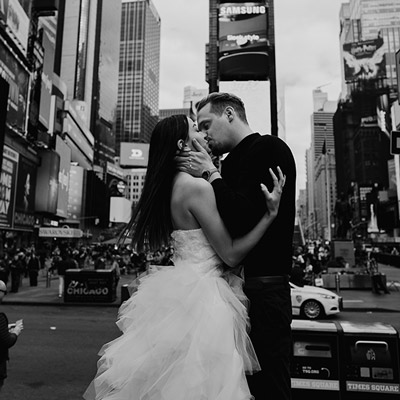 Schwarz-weiß Fotografie eines Brautpaars auf dem Times Square in New York.