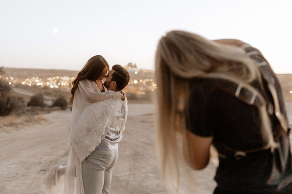 Michelle Fiedler, Hochzeitsfotografin aus Hamburg, fotografiert ein Brautpaar bei Sonnenuntergang in Kappadokien.