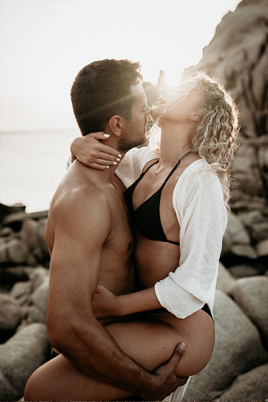 Ein sexy Paar kommt sich beim Couple Shooting in Sardinien näher.