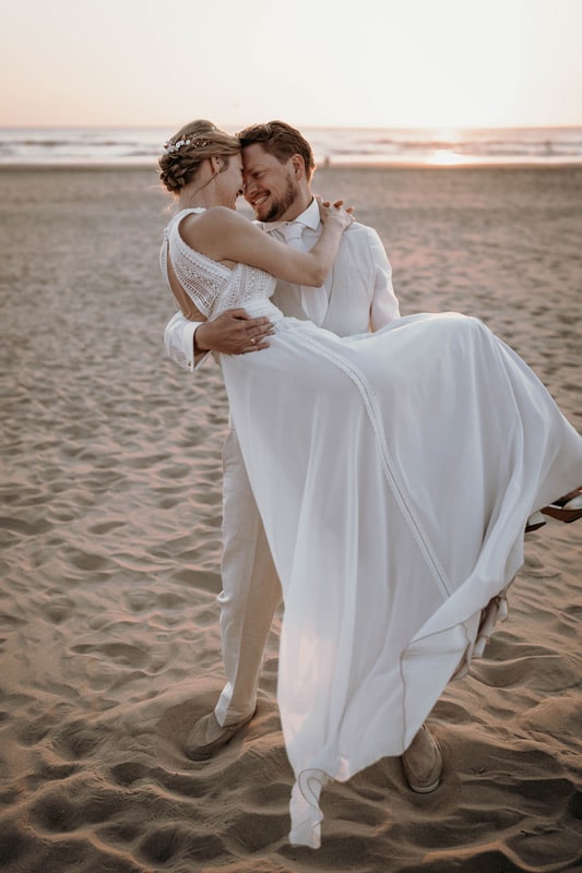 Brautpaar-Fotografie am Strand von Zandvoort in den Niederlanden.