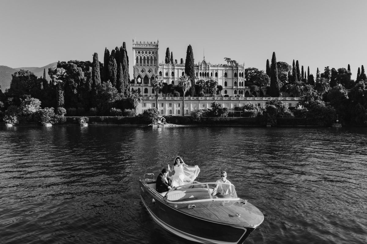 wedding couple on boat in front of isola del garda lake garda italy