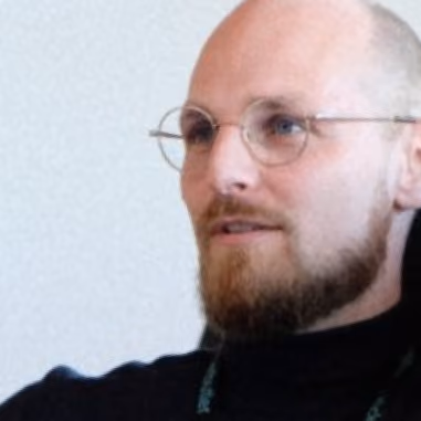 Fredo and Ticketbutler CEO Mads Kjer in profile.
