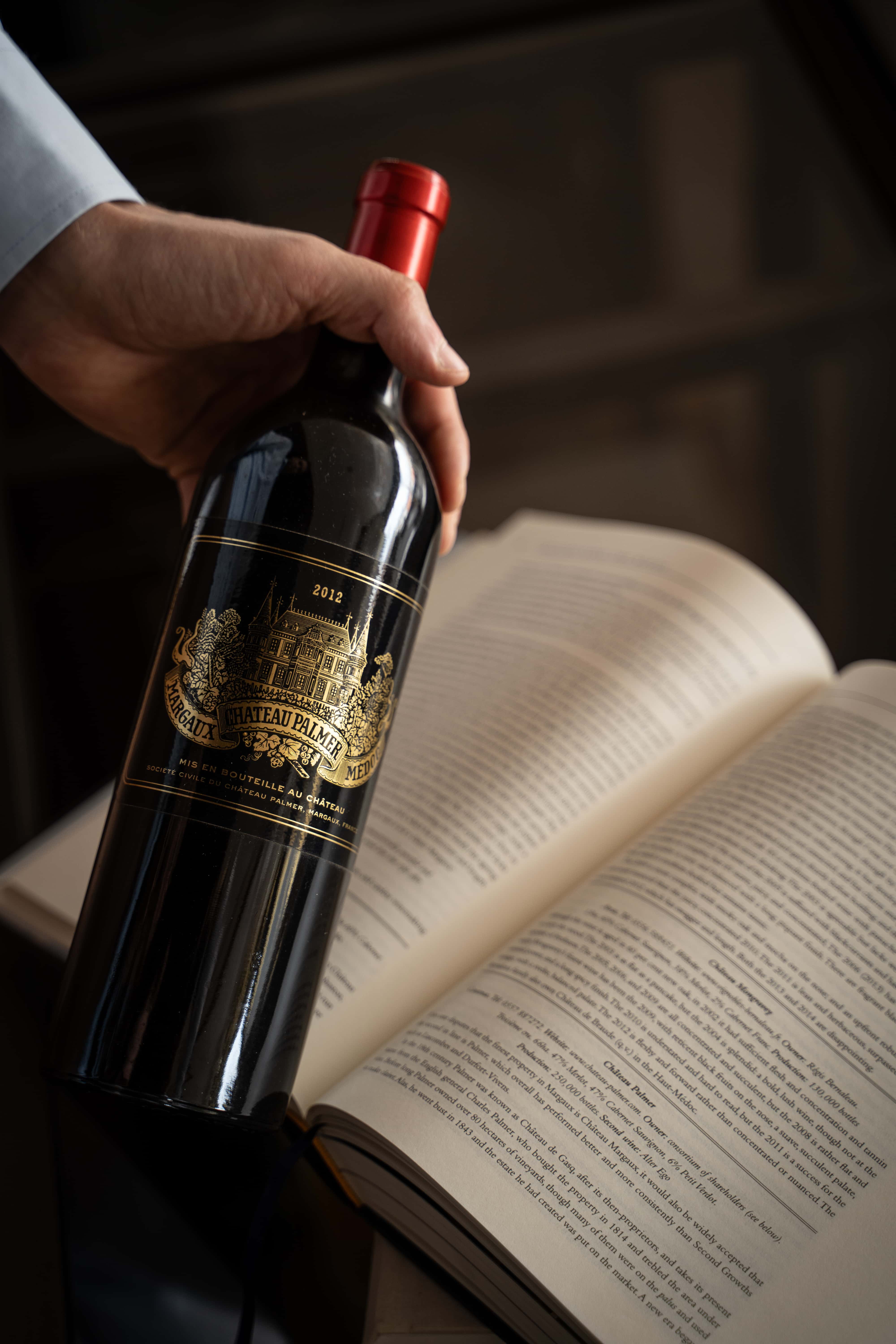 Sommelier s lahví vína — Zlatá Praha