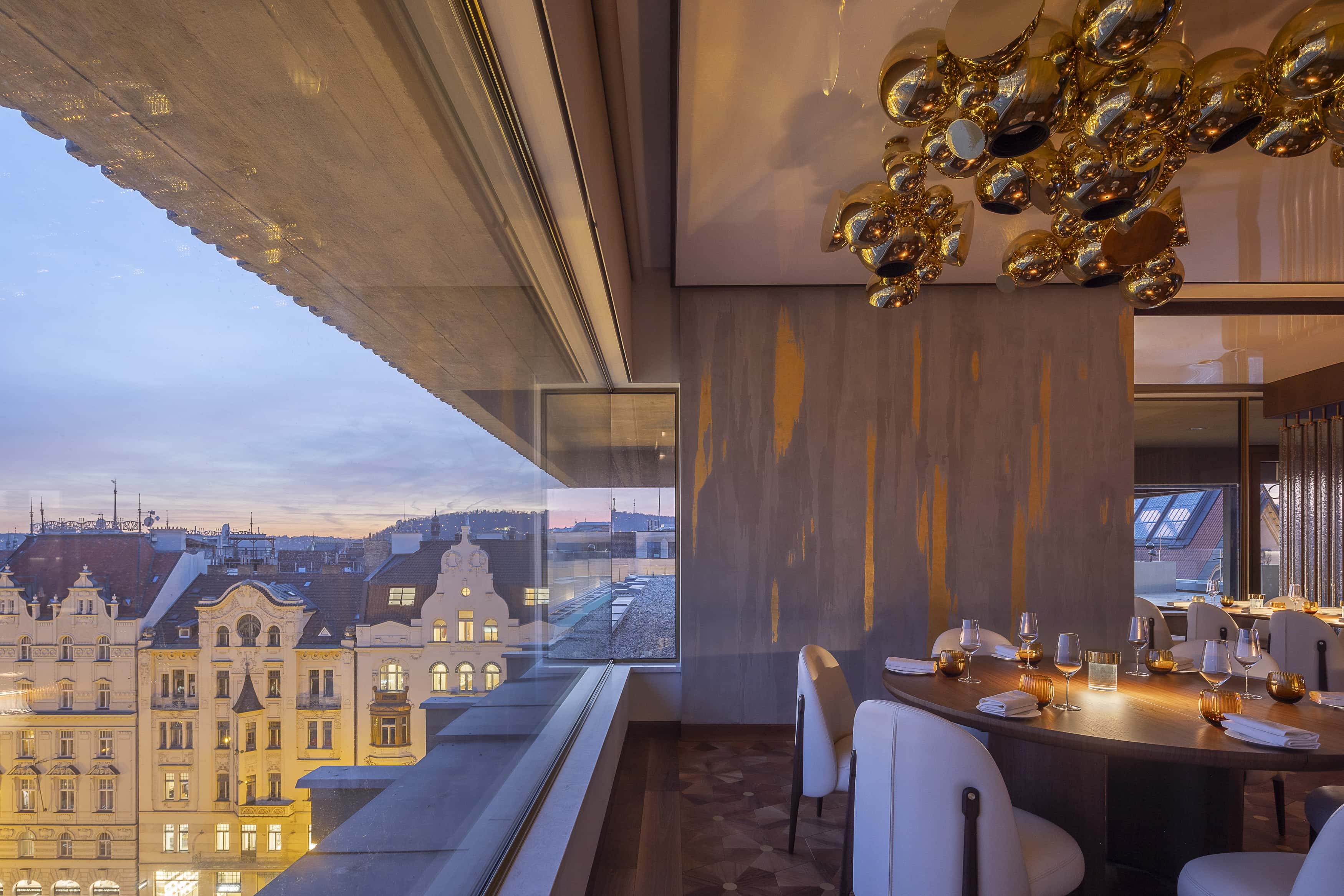 Zlatá Praha — panoramatický výhled a interiér restaurace
