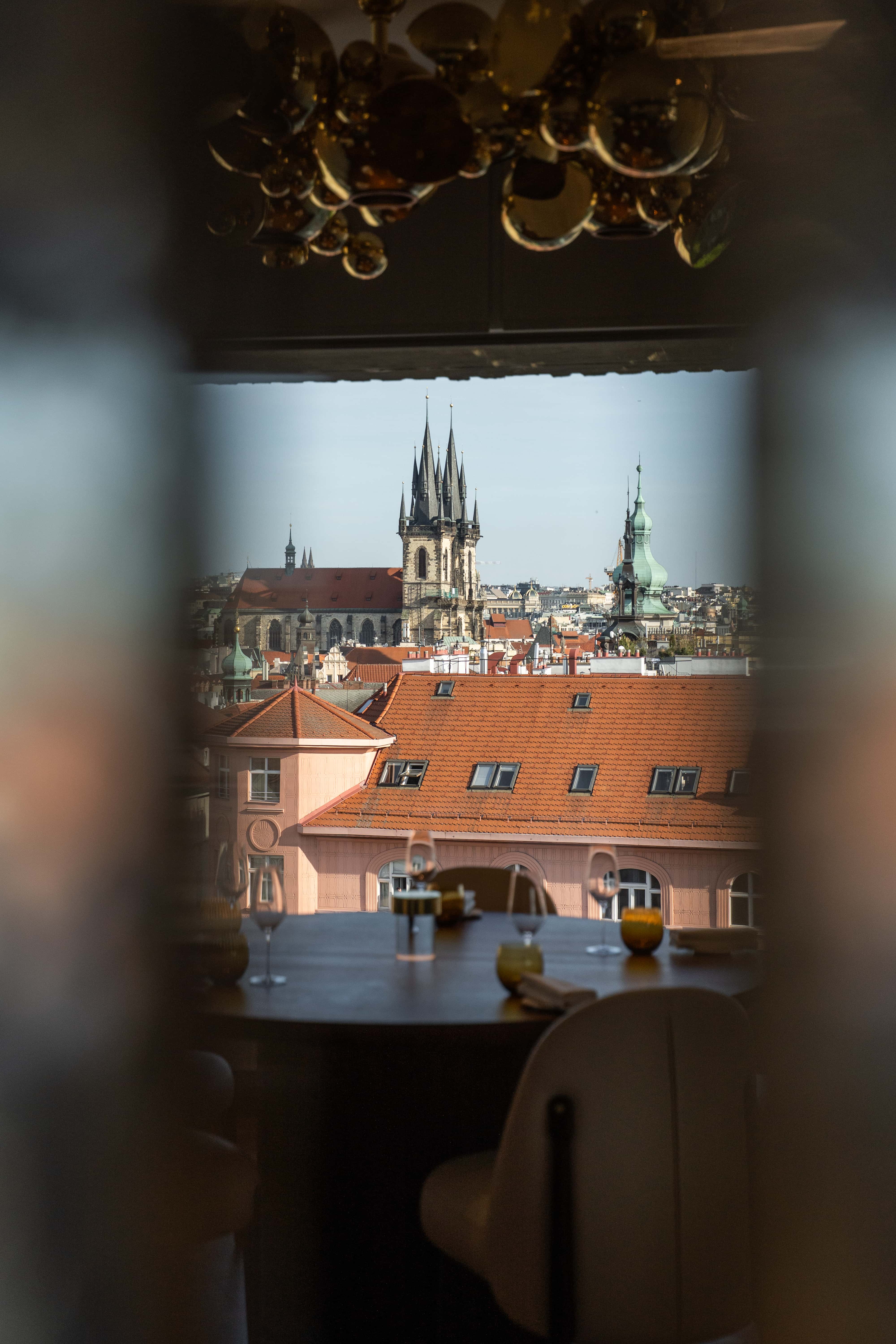 Výhled na Staré Město a Týnský chrám z restaurace Zlatá Praha