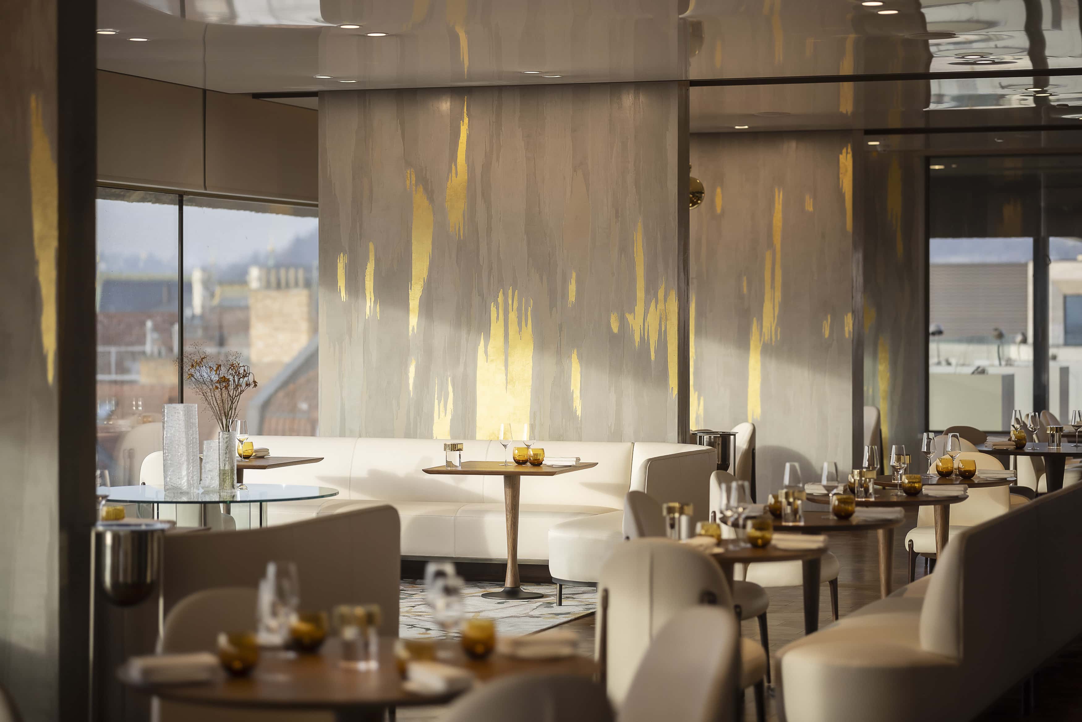 Interiér restaurace Zlatá Praha