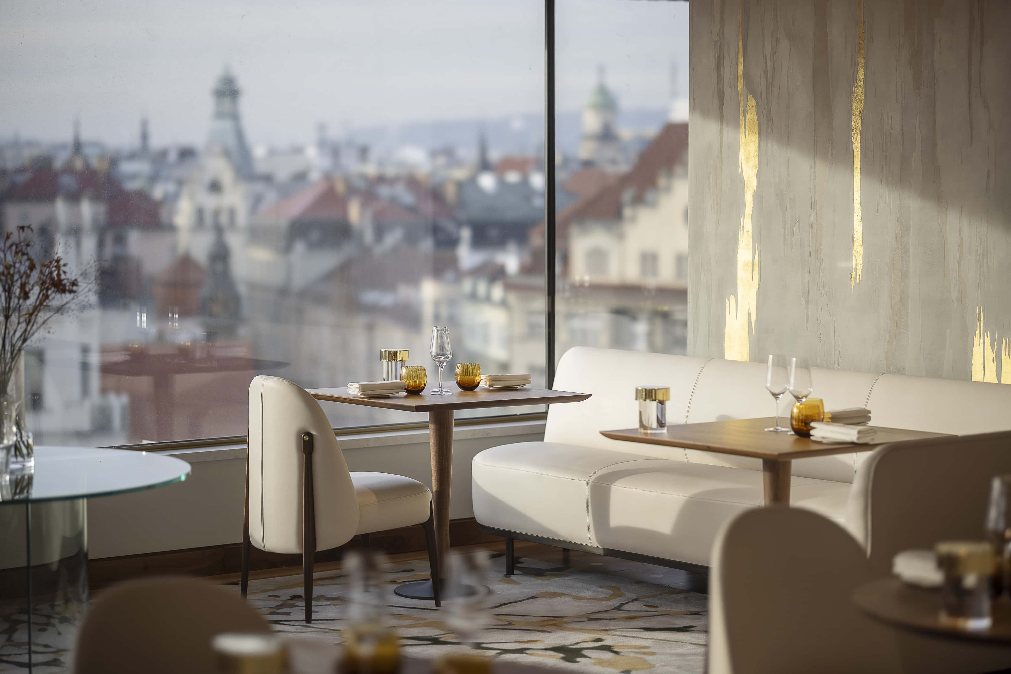 Zlatá Praha — panoramatický výhled a interiér restaurace