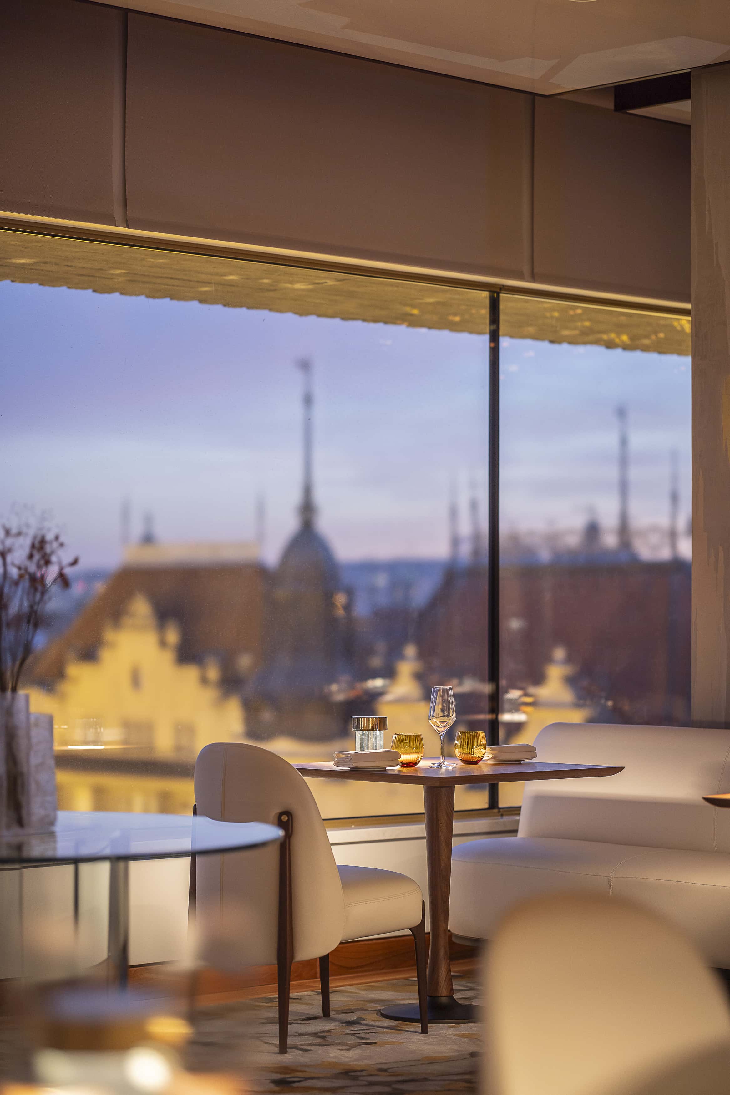 Interiér restaurace Zlatá Praha — výhled na Prahu