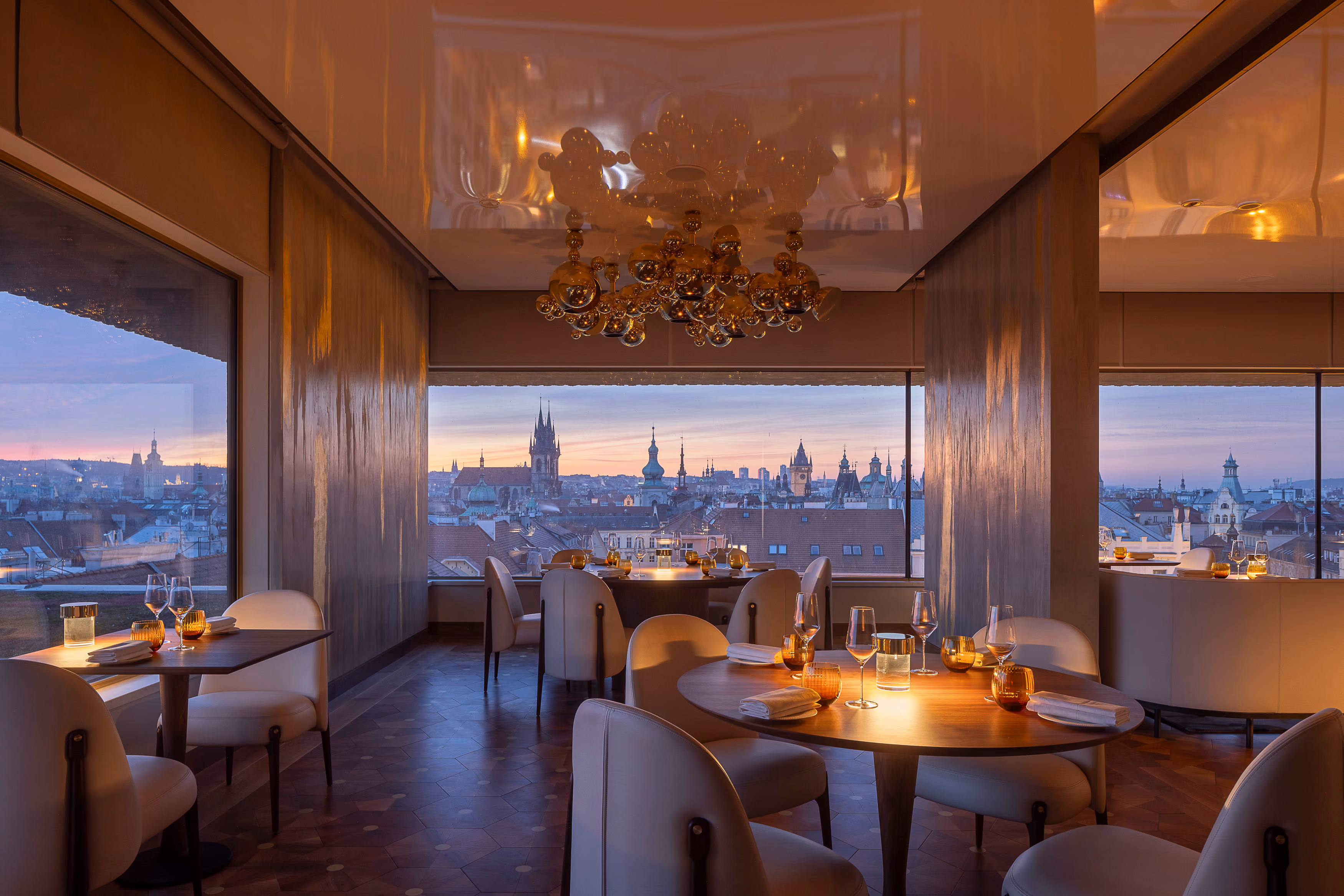Výhled z restaurace Zlatá Praha na historickou Prahu