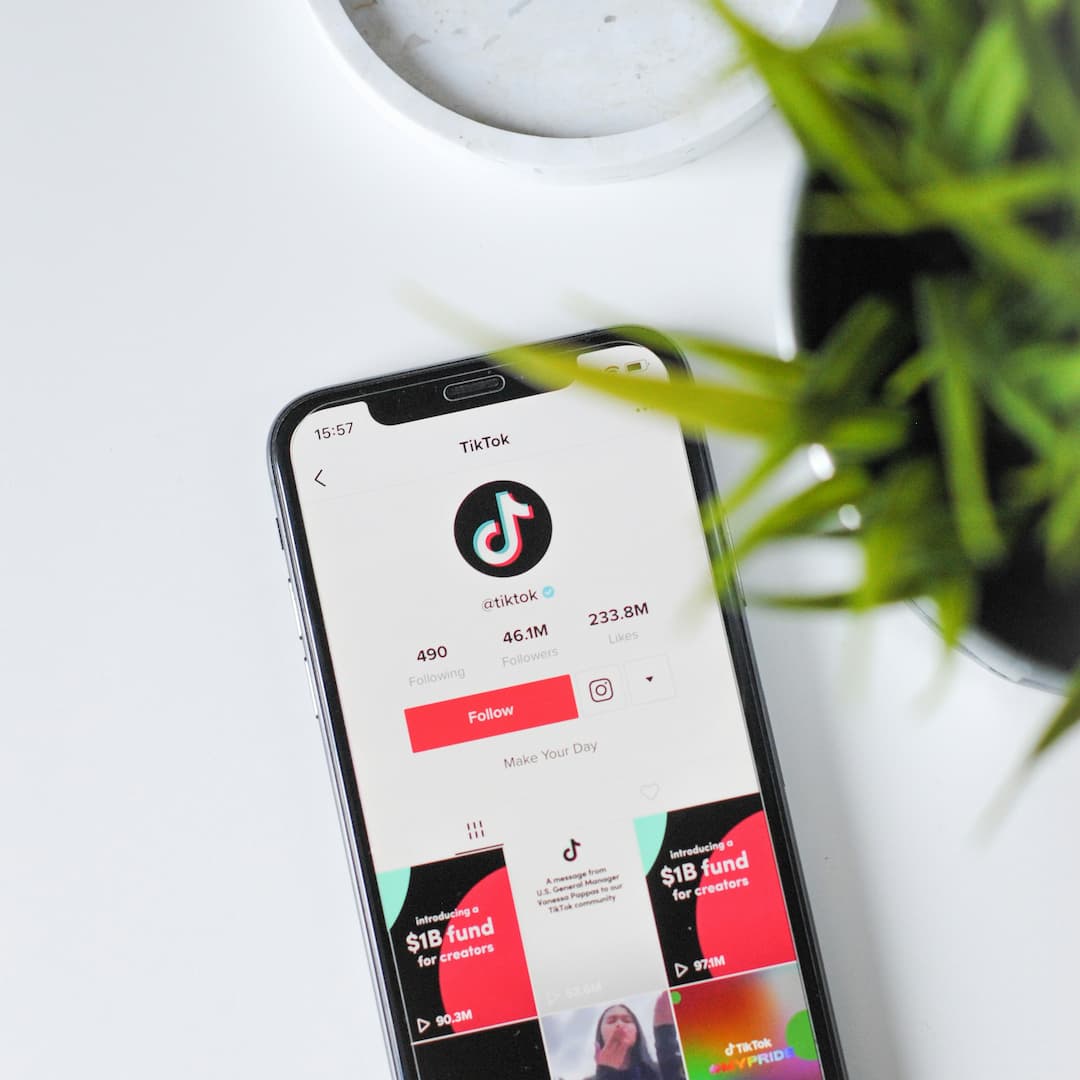 Smartphone met een TikTok-profiel van @tiktok met 46,1 miljoen volgers op een witte achtergrond.