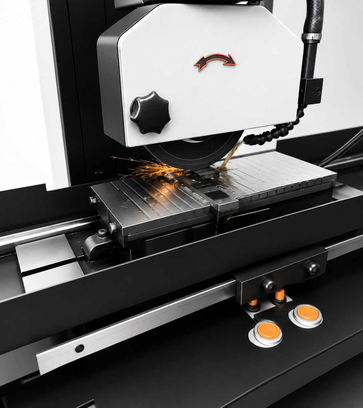 CNC-Schleifmaschine mit funkenfliegendem Schleifscheibenrad und Metallarbeitsstück.