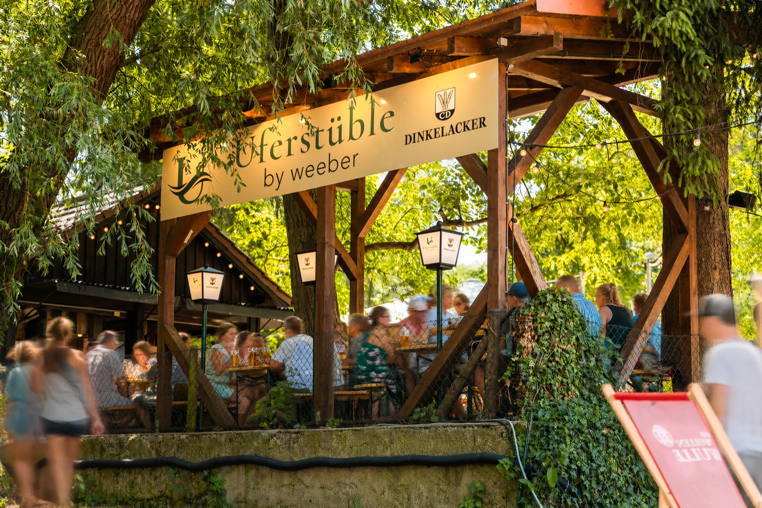 Holzschild Uferstüble by Weeber über dem Eingang zum Biergarten