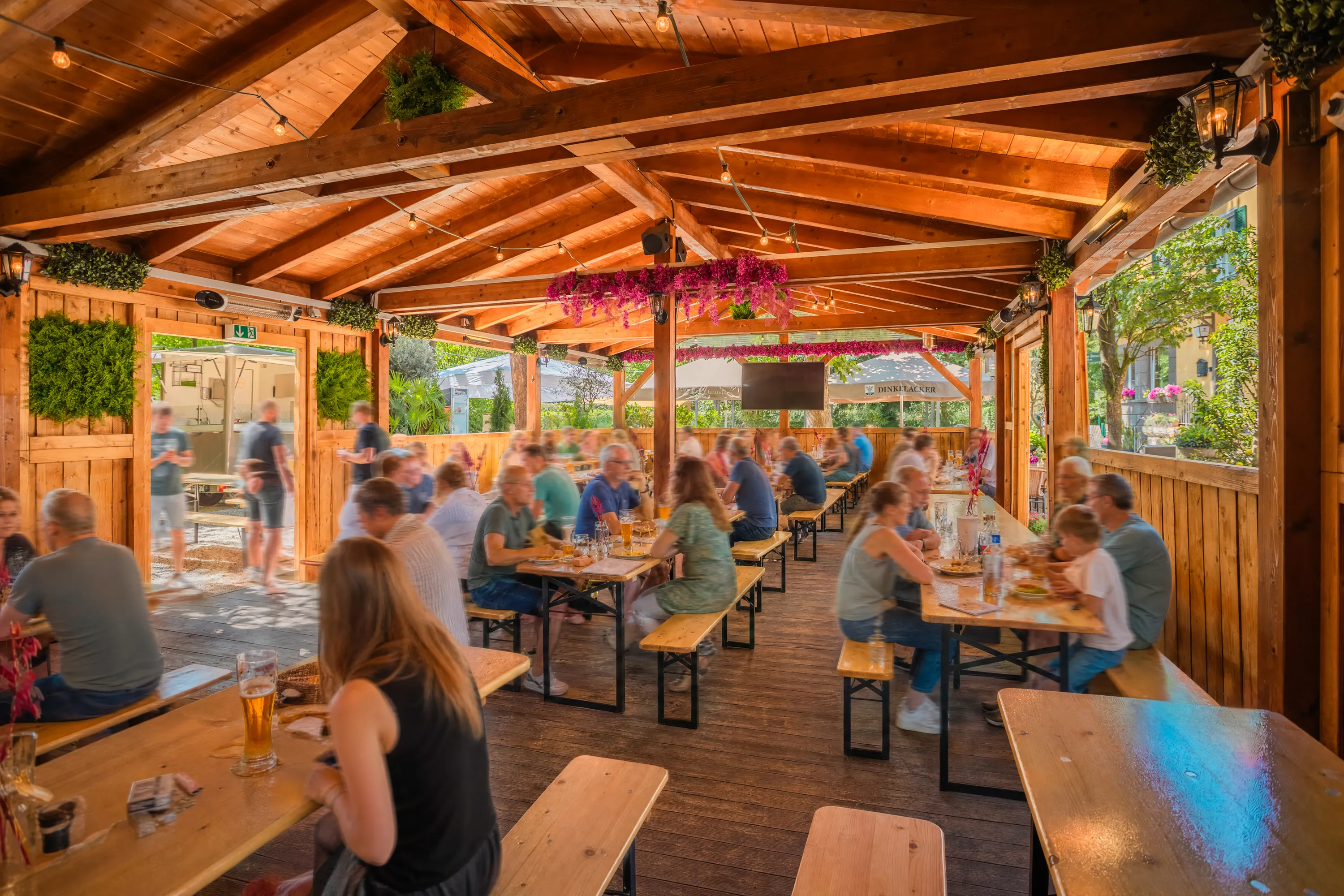 Überdachte Uferlounge mit Biertischen und Gästen – Feiern im Uferstüble Ludwigsburg