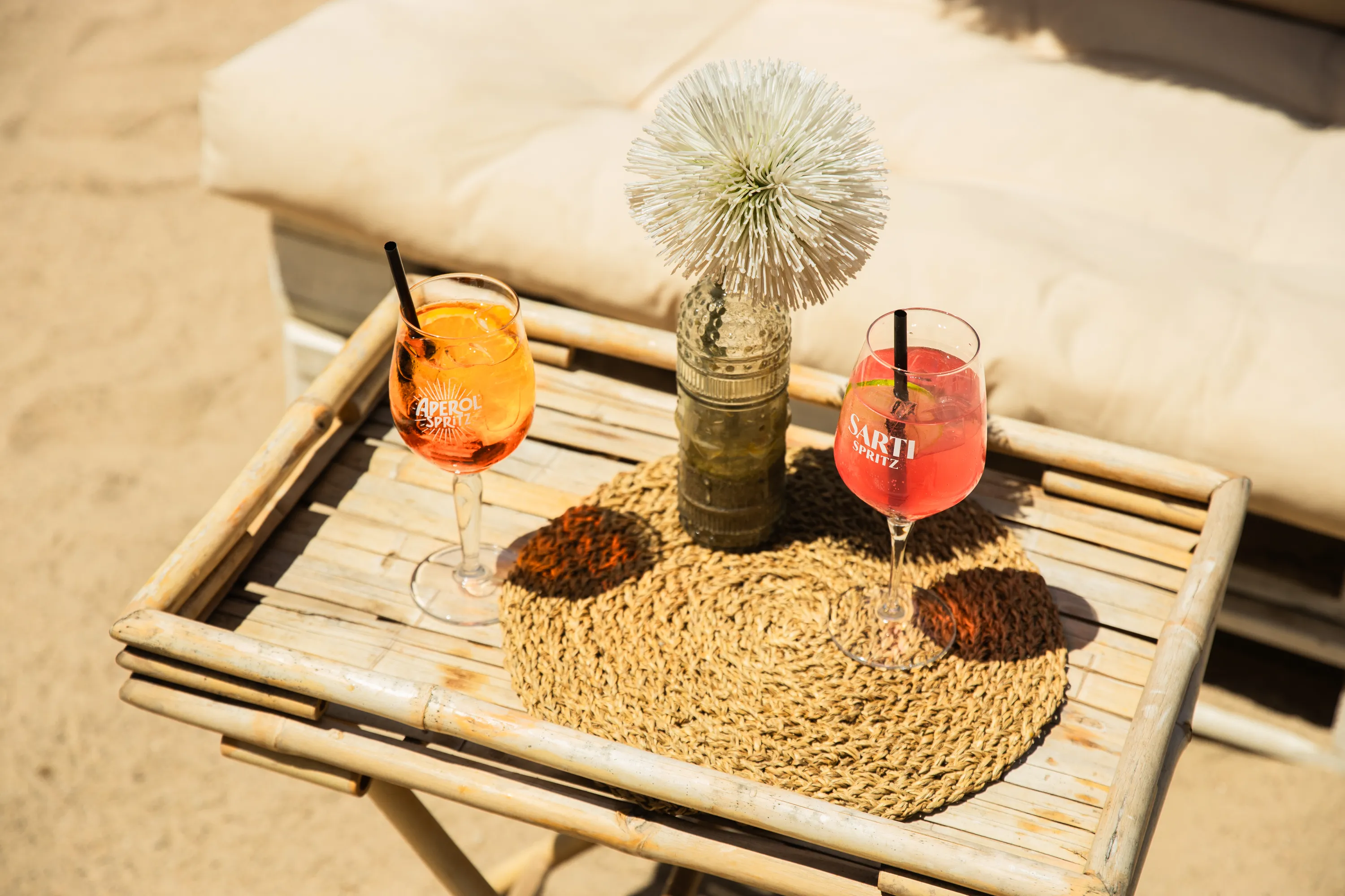 Aperol Spritz und Cocktail auf einem Bambustisch am Neckar-Beach in Ludwigsburg
