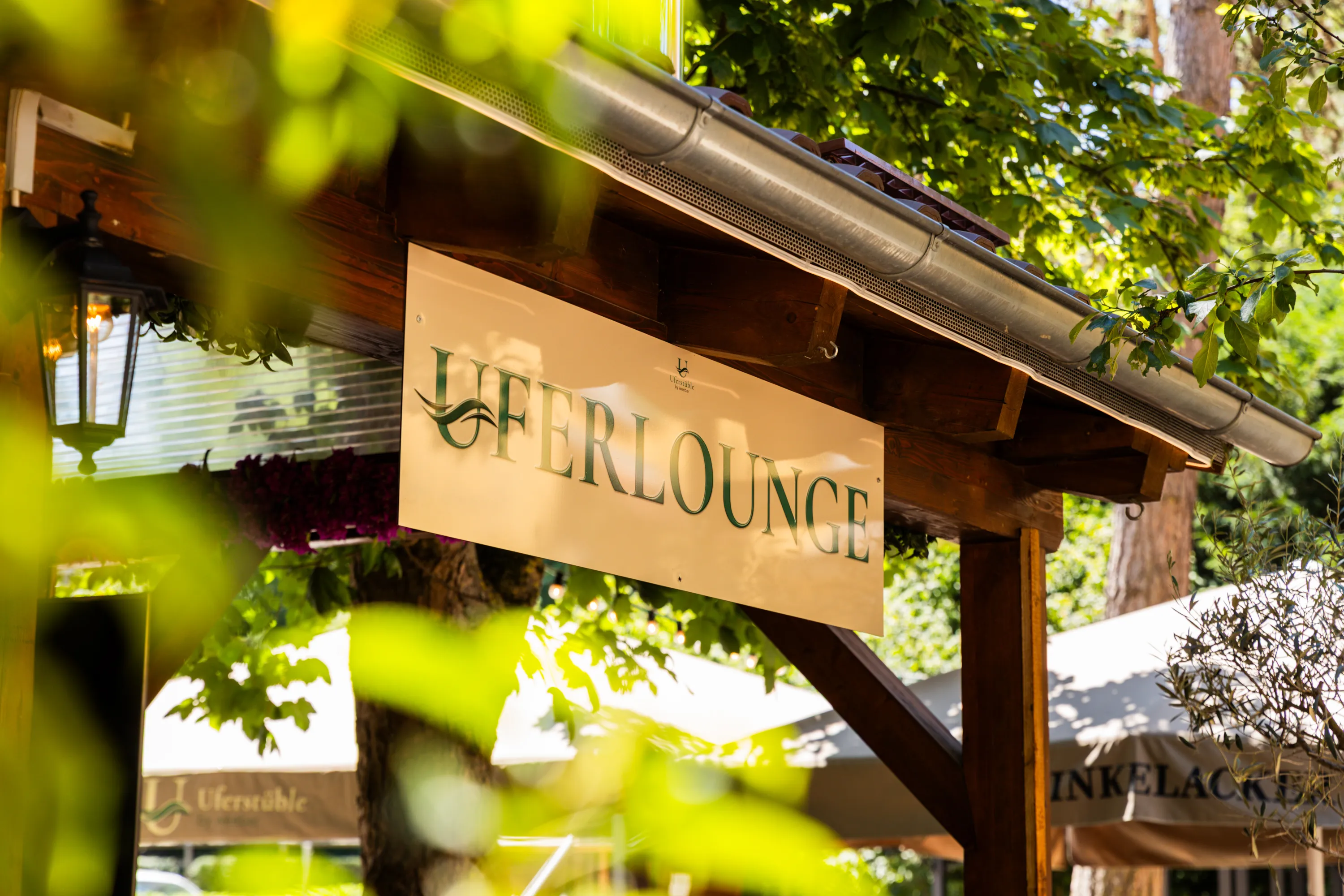 Holzschild Uferlounge im Biergarten Uferstüble Ludwigsburg
