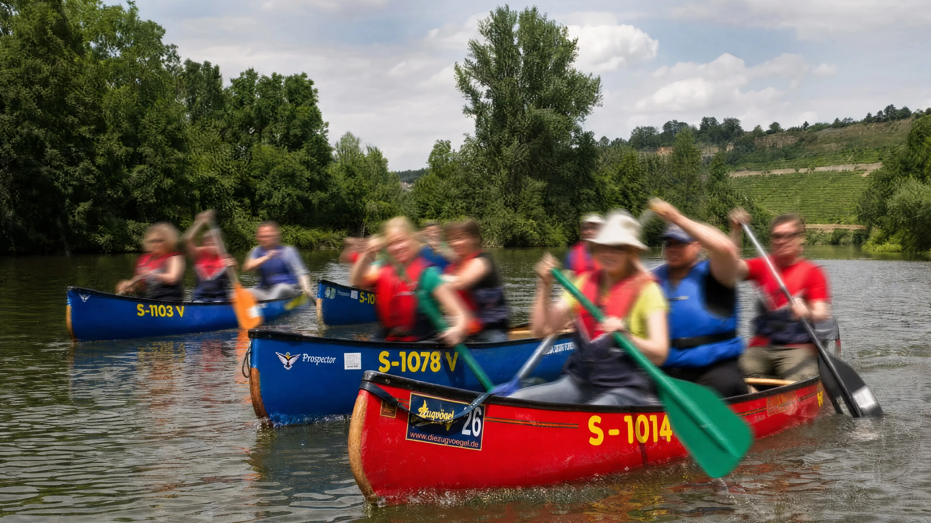 Kanufahrer der Zugvögel auf dem Neckar vor dem Uferstüble Ludwigsburg