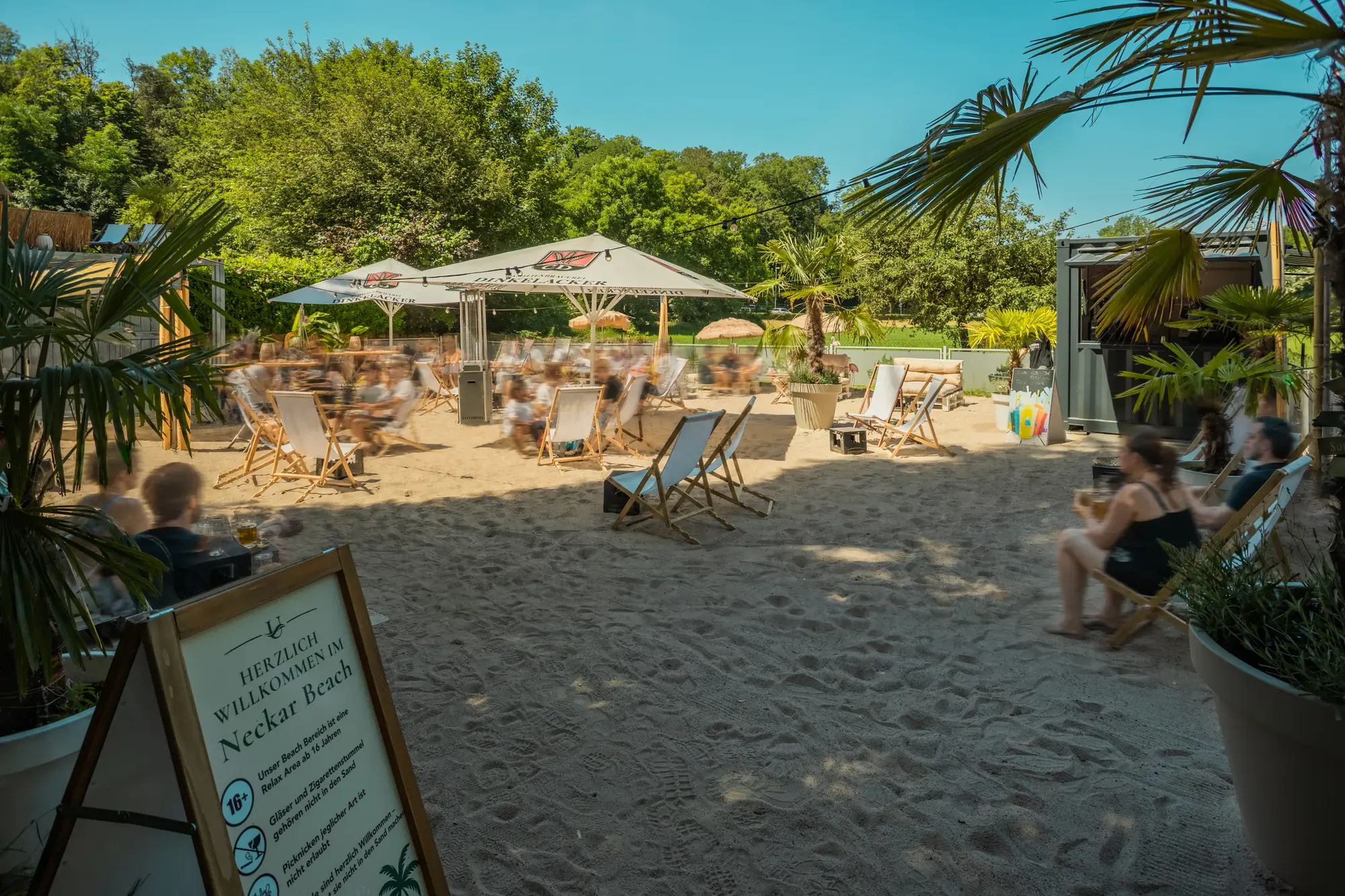 Neckar-Beach Ludwigsburg: Sandstrand mit Liegestühlen, Palmen und Sonnenschirmen am Neckar