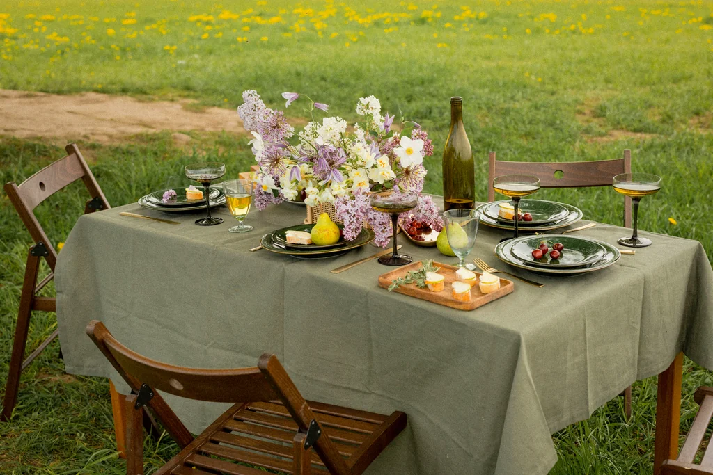 Mooi gedekte picknicktafel in de natuur