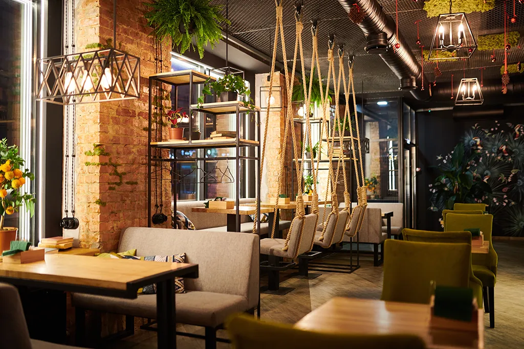 Vol, warm, bourgondisch interieur met grote tafels