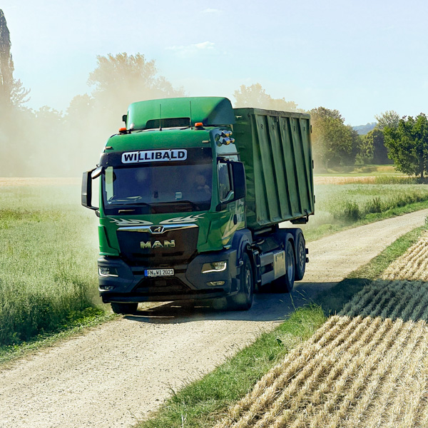 Willibald-Lkw mit Abrollcontainer