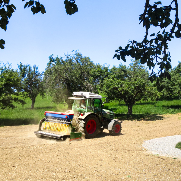 Traktor mit Sämaschine bei der Aussaat