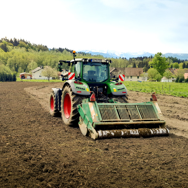Traktor mit Spatenmaschine auf einem Acker