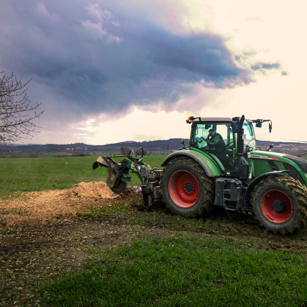 Traktor mit Stockfräse auf einer Wiese