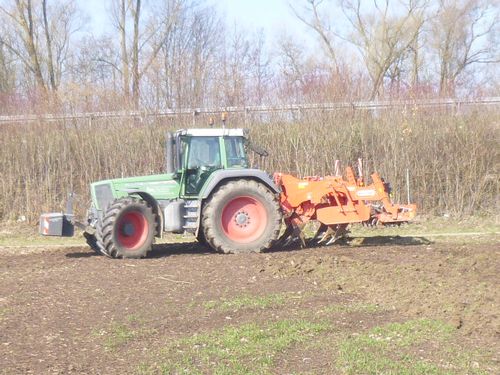 Traktor mit Untergrundlockerer