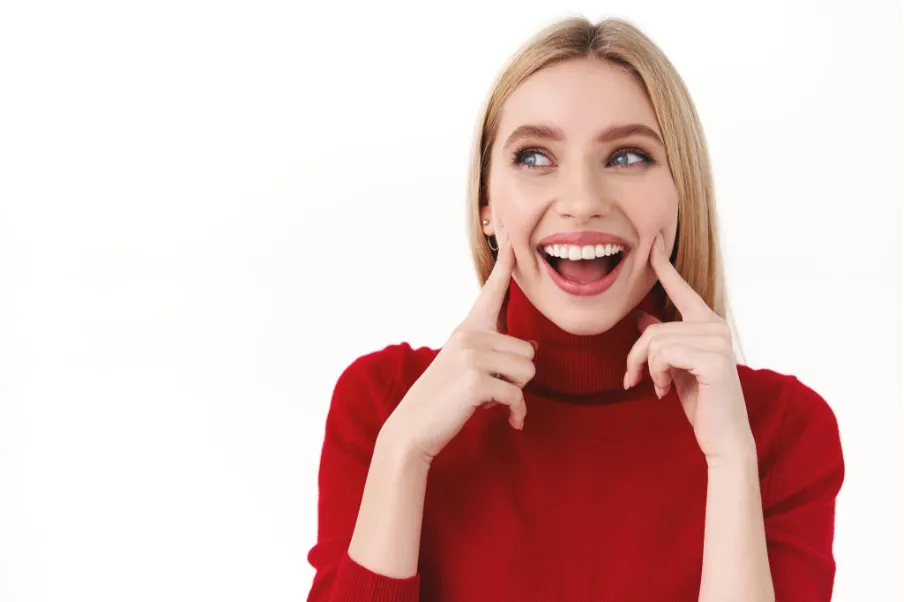 persona con blanqueamiento dental
