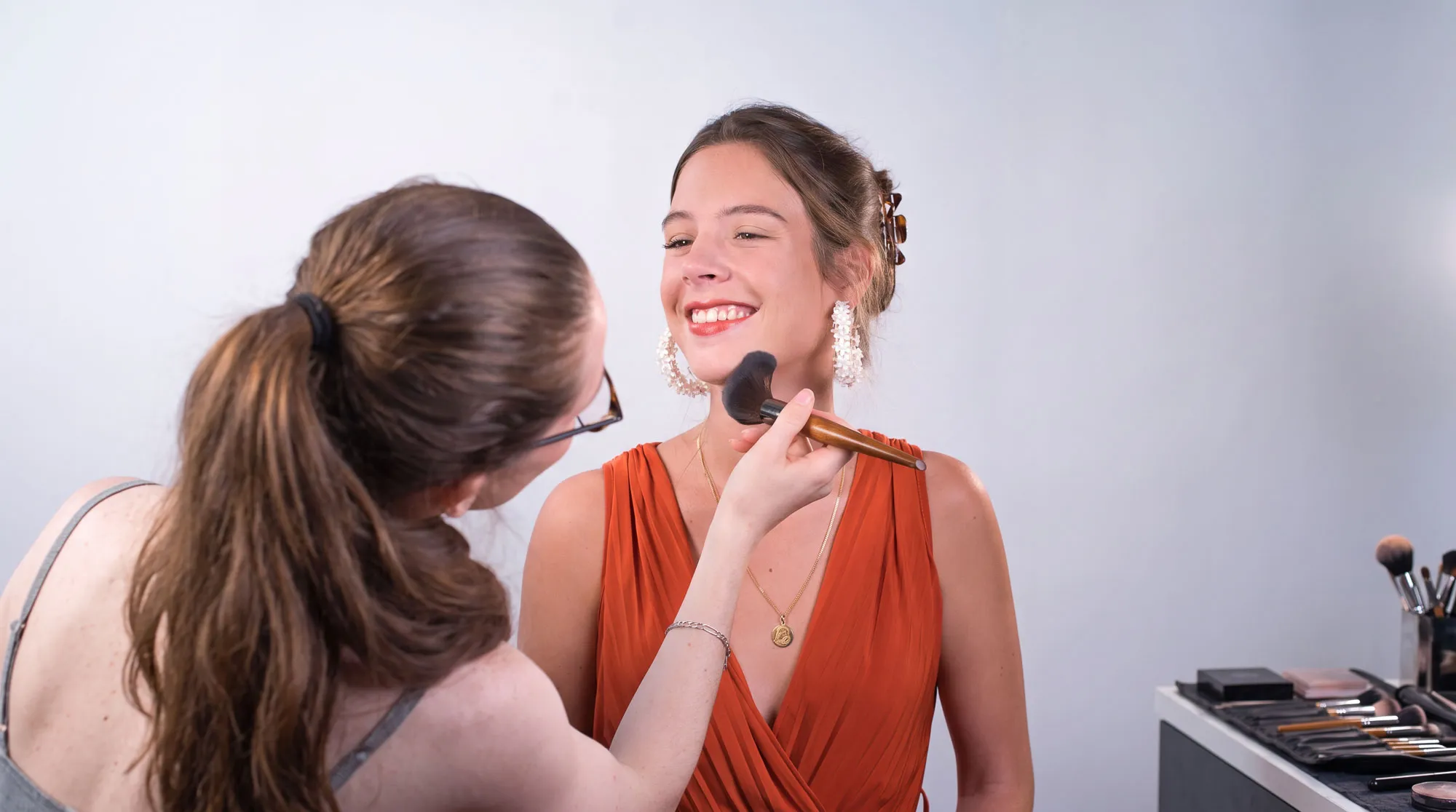 Préparation maquillage avant une séance de portraits en entreprise