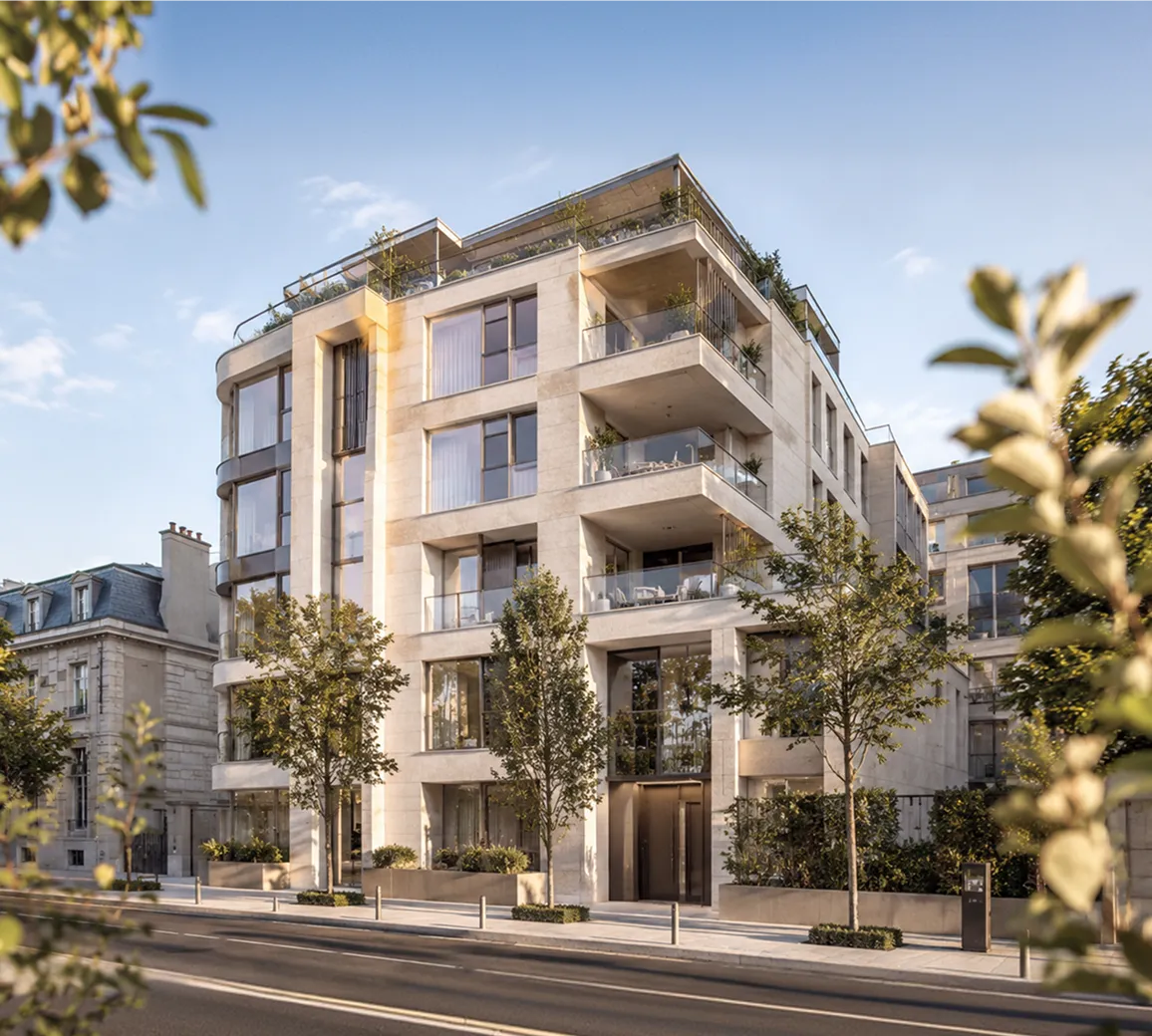 Immeuble résidentiel moderne de plusieurs étages avec de grandes fenêtres, des balcons et des arbres le long du trottoir.