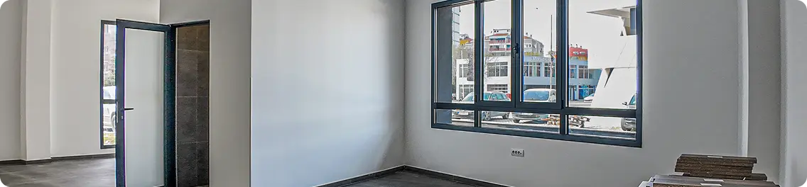 Svetla kancelarija sa velikim prozorima u prizemlju poslovnog prostora, Hub Vizantija Niš.
