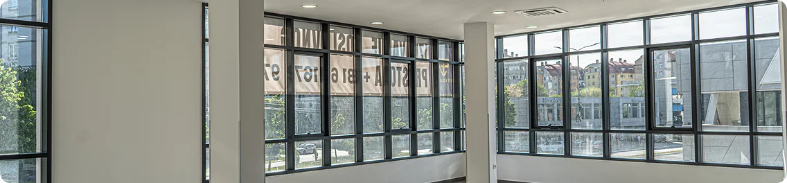 Svetla open-space kancelarija na prvom spratu sa velikim staklenim portalima, Hub Vizantija Niš
