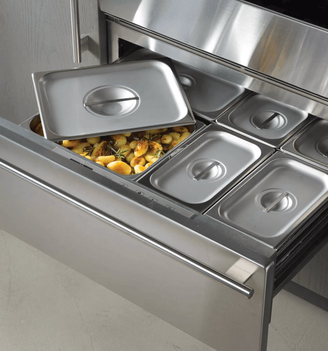 Wolf warming drawer for keeping plates and dishes at temperature