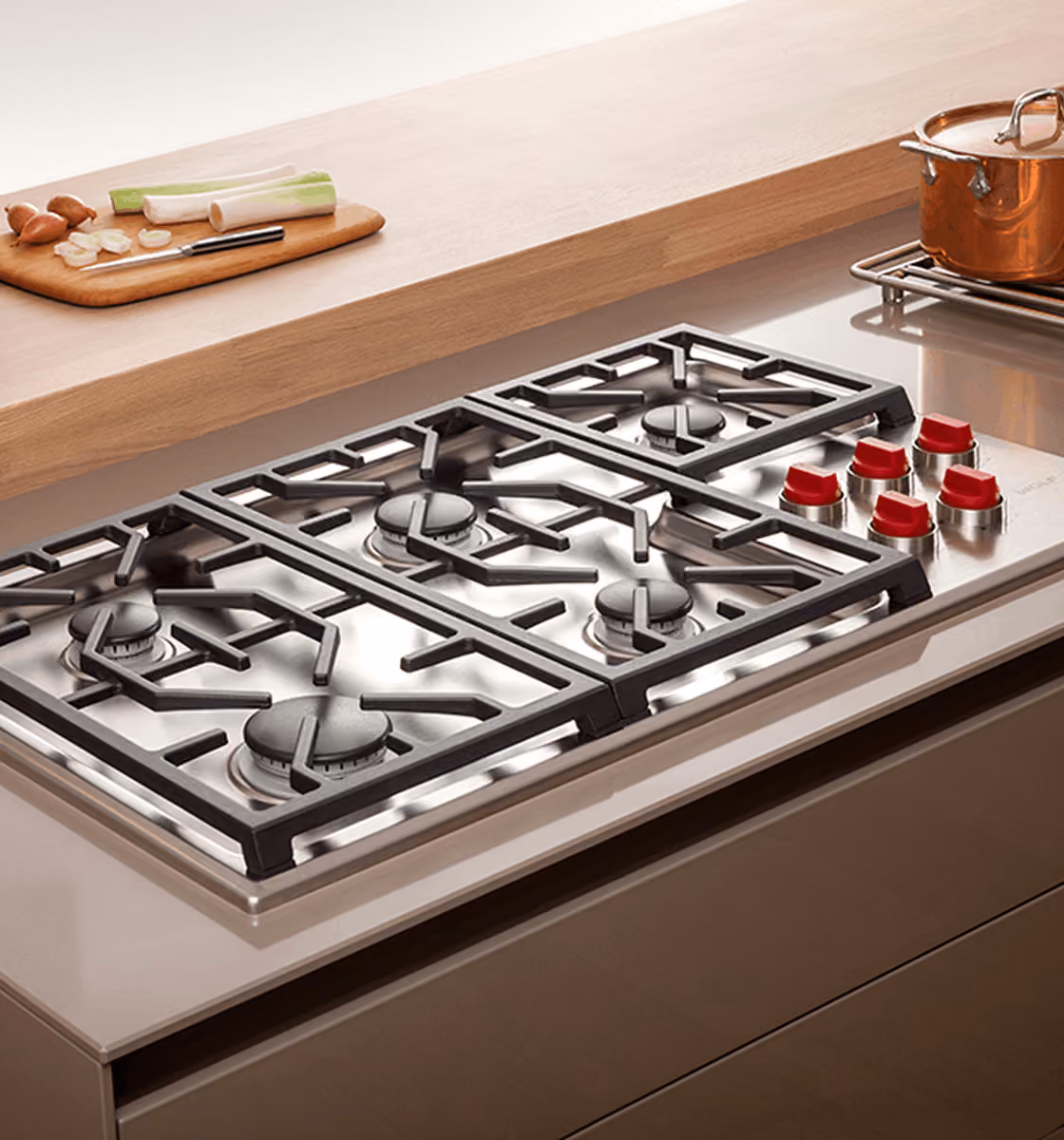 Wolf gas cooktop with cast pan supports and precise burner control