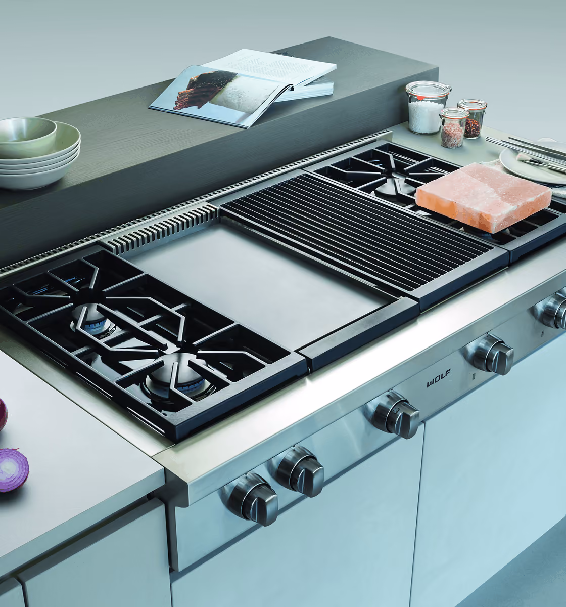 Wolf sealed burner range top with continuous cast-iron grates