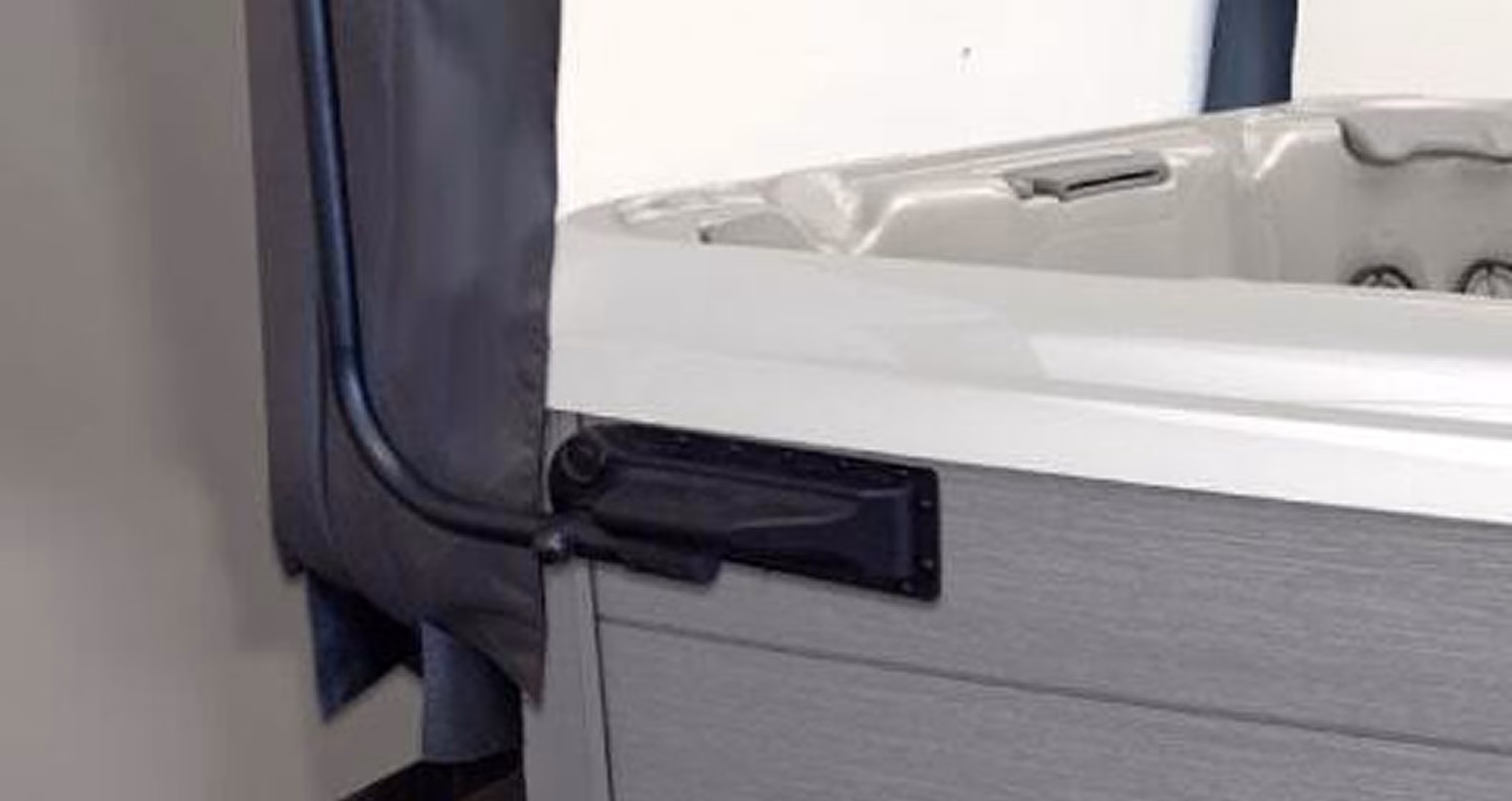 Bullfrog X Series spa with CoverMate cover lift