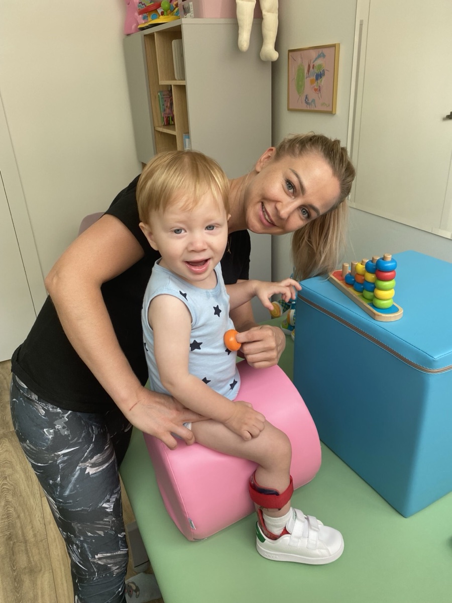 Specjalistka Kids Medic podczas oceny rozwoju małego dziecka w gabinecie