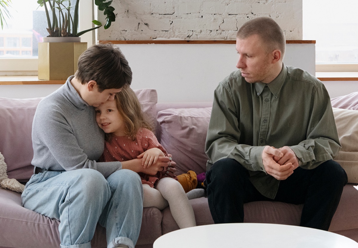 Psycholog dziecięcy podczas spotkania diagnostycznego z dzieckiem