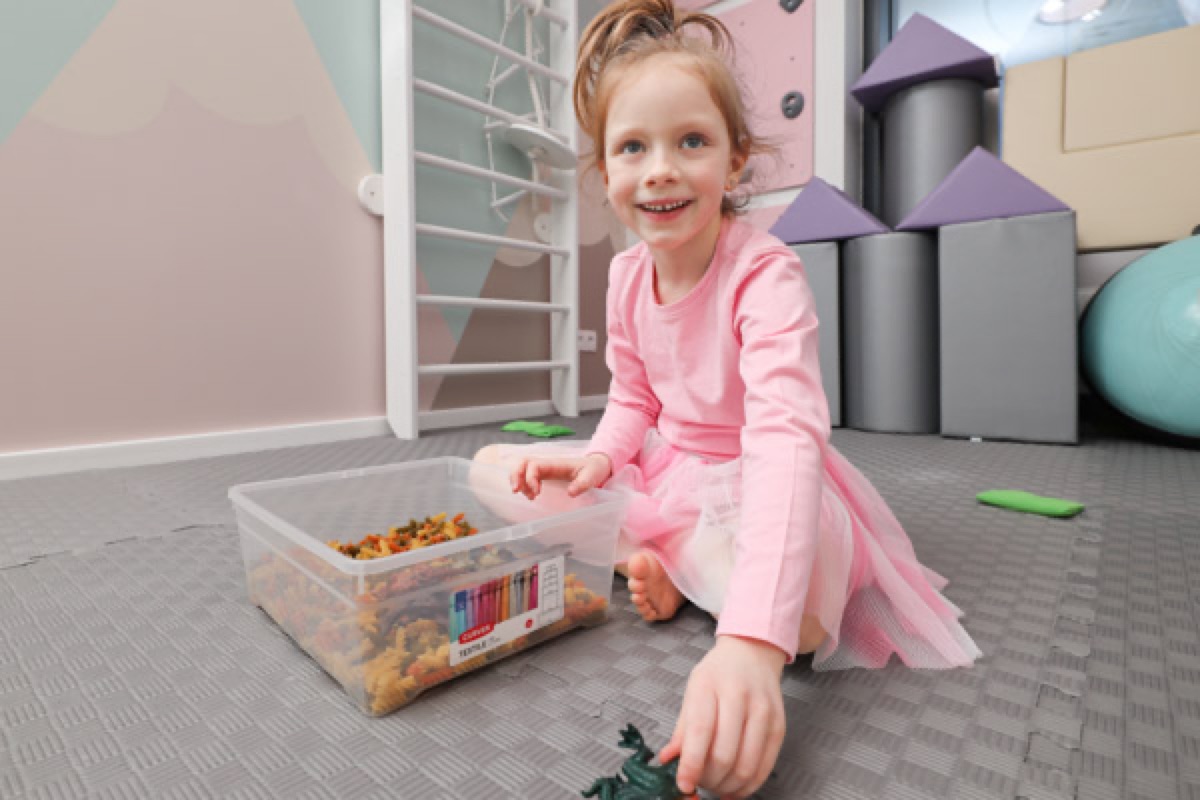 W sali Kids Medic znajdują się maty, zabawki, drabinka i klocki.
